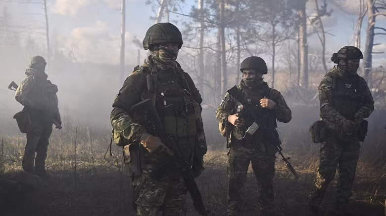 Còn làng Sukhie Yaly là cứ điểm đầu tiên của Quân đội Ukraine, dọc theo sông Sukhi Yaly; việc chiếm được ngôi làng này không chỉ làm giảm khả năng rút lui của các đơn vị ở phía dưới tuyến phòng thủ. Đồng thời phối hợp gây sức ép lên quân Ukraine phòng thủ ở làng Konstantinople. (Nguồn ảnh: Topwar, Rvvoenkory, TASS, Liveuamap)
