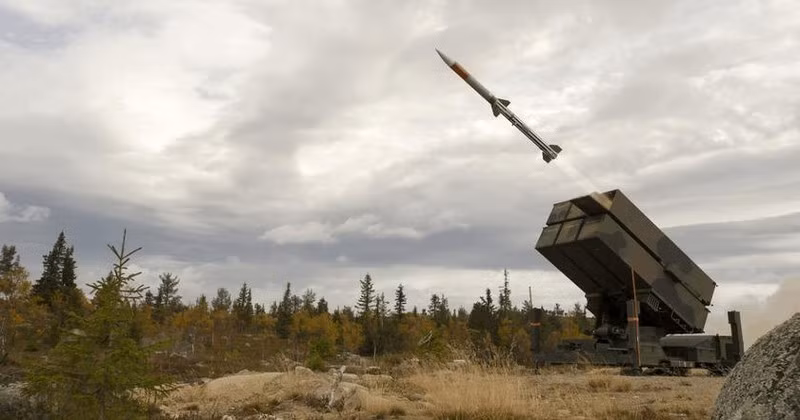 NASAMS có thể được tích hợp vào các phương tiện và do đó từ một hệ thống trên mặt đất trở thành một hệ thống di động cho các địa hình khó khăn. Hệ thống này thường sử dụng khung gầm xe tải việt dã 6×6; nhưng tính thực tế của nó là sau khi sửa đổi nhanh chóng, nó có thể dễ dàng tích hợp vào các phương tiện có khung gầm 4×4. 