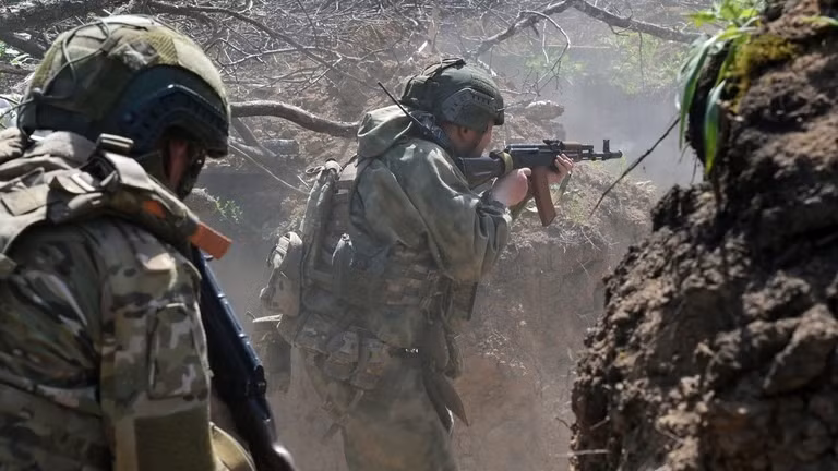 Hiện chưa rõ bên nào đang nắm thế chủ động ở Toretsk, nhưng truyền thống Ukraine cho rằng, AFU đã thành công trong việc tạo ra một “trung tâm kháng cự” trên khu vực của một số tòa nhà năm tầng đã bị phá hủy.