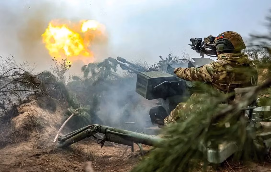 Khi quân đội Nga (RFAF) mở cuộc tấn công toàn diện trên toàn chiến trường, thì quân đội Ukraine (AFU) cũng chọn cách tấn công đáp trả, bằng cách phát động một cuộc phản công ở Toretsk. Tuy nhiên, AFU có quá ít quân, nên chọn hướng phản công của họ ở khu vực Toretsk, nơi RFAF tương đối yếu và địa hình thuận lợi hơn cho cuộc phản công của họ.