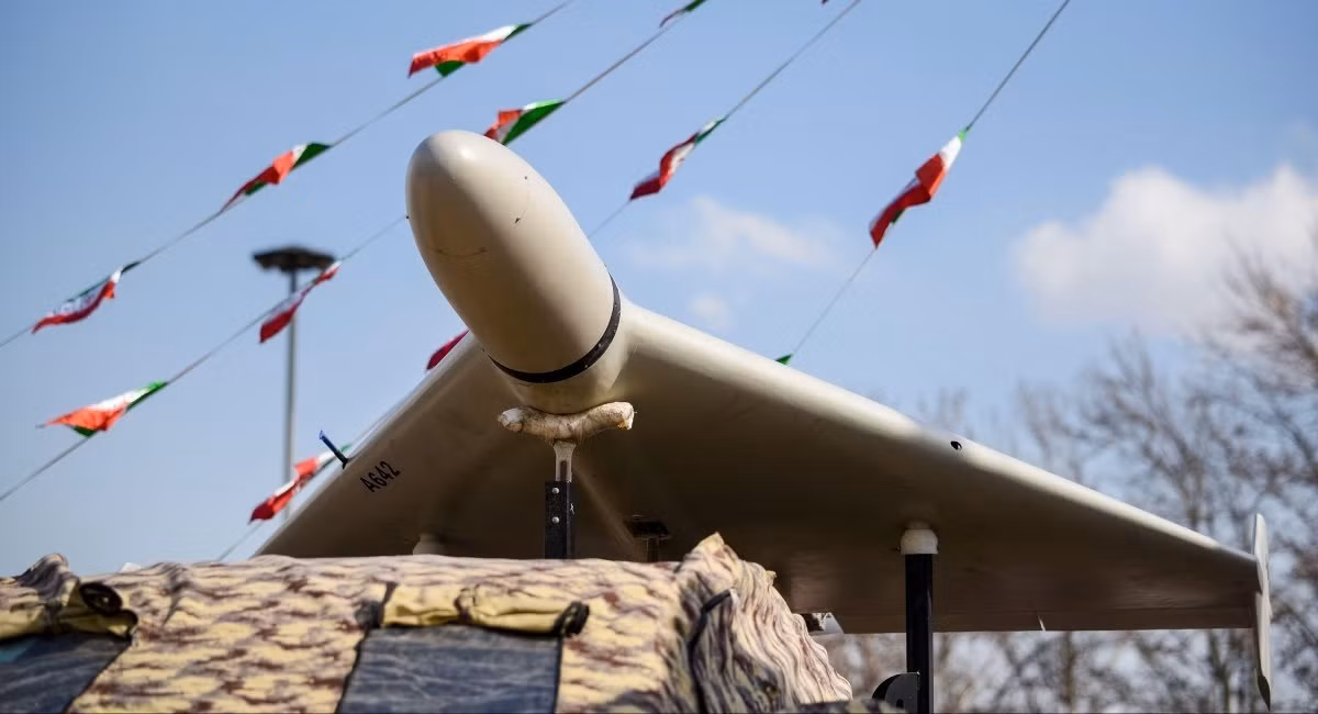 Lý do là người Nga đã bắt đầu lắp đặt các thiết bị tiên tiến trên các UAV cảm tử Geran-2 (chạy bằng động cơ piston cánh quạt) và Geran-3 (chạy bằng động cơ phản lực), để giúp vượt qua khu vực bị chế áp điện tử, khi thực hiện các cuộc tấn công ban đêm vào Kiev, Odessa và các thành phố lớn khác của Ukraine.