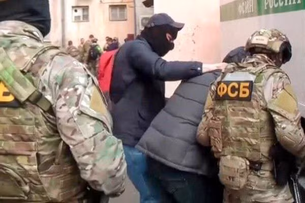 Hôm 2/12 vừa rồi, Hãng tin Nga Sputnik trích dẫn tuyên bố cùng ngày của FSB cho hay: “Hai gián điệp của cơ quan an ninh Ukraina (SSU) đã bị bắt là Zynovyy Koval, sinh năm 1974 và con trai Igor Koval, sinh năm 1999.
