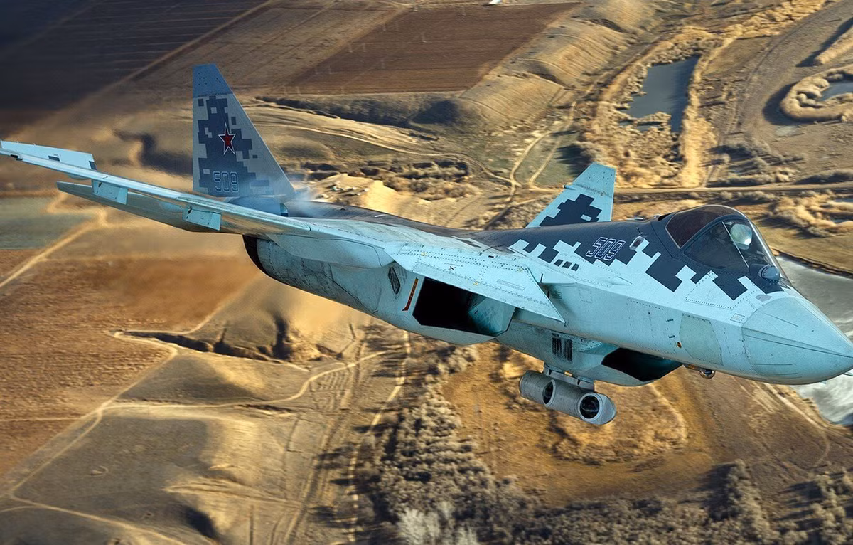 Su-57 còn được trang bị hệ thống điện tử hàng không hiện đại nhất mà Nga sở hữu, máy bay được trang bị trí tuệ nhân tạo (AI), được coi như một phi công ảo trên máy bay và radar bố trí trên toàn bộ thân máy bay (chứ không chỉ ở mũi máy bay). Su-57 cũng cho thấy nhiều đổi mới về thiết kế, đặc biệt là về khoang chứa vũ khí. 