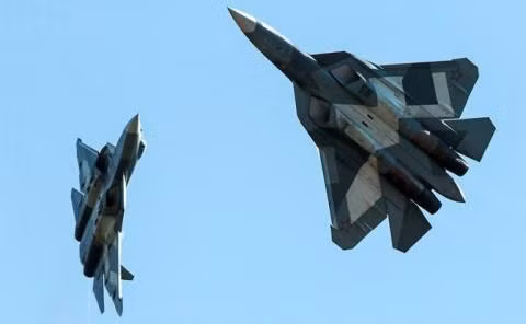 Tổ chức tư vấn RAND của Mỹ cũng cho rằng, Su-57 hiện tại vẫn sử dụng động cơ kiểu cũ, nên nó chưa phải là máy bay chiến đấu thế hệ thứ 5 thực thụ. Nhiều chuyên gia cũng cho rằng, Su-57 thiếu khả năng tàng hình, đặc biệt là khi so sánh với F-35 và F-22 của Mỹ. 
