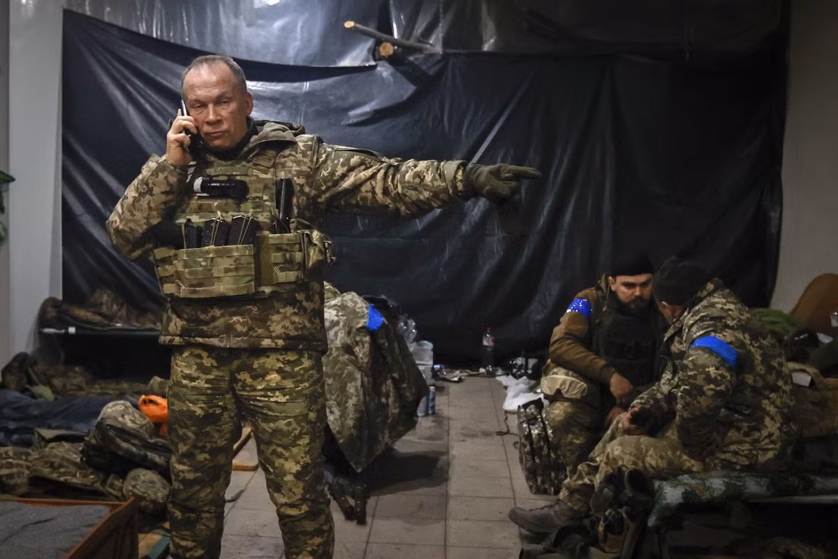 Tướng Syrsky (khi đó là Tư lệnh Lục quân Ukraine), đã nhìn thấy cơ hội trong việc này, nên đề xuất ý tưởng phản công ở Kharkov. Khi đó, cả Tổng thống Zelensky và Tổng Tư lệnh Zaluzhny đều không đồng ý. Nhưng trước sự kiên quyết của Tướng Syrsky, Tổng thống Zelensky cuối cùng cũng đồng ý. Kết quả đúng như dự đoán của Tướng Syrsky, quân Nga bị đánh bại hoàn toàn. (Nguồn ảnh: NYT, CNN, Ukrinform, TASS).