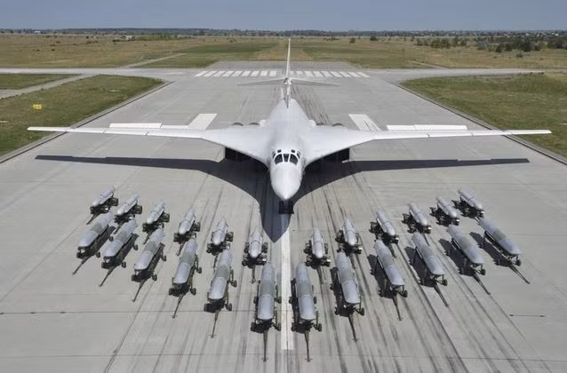 Ngoài ra, một chiếc Tu-160 có khả năng mang theo 12 tên lửa hành trình trong giá phóng xoay. Một phi đội 3 chiếc Tu-160, có thể phóng 36 tên lửa hành trình trong một lần xuất kích, nên có khả năng thay đổi cục diện chiến trường. 