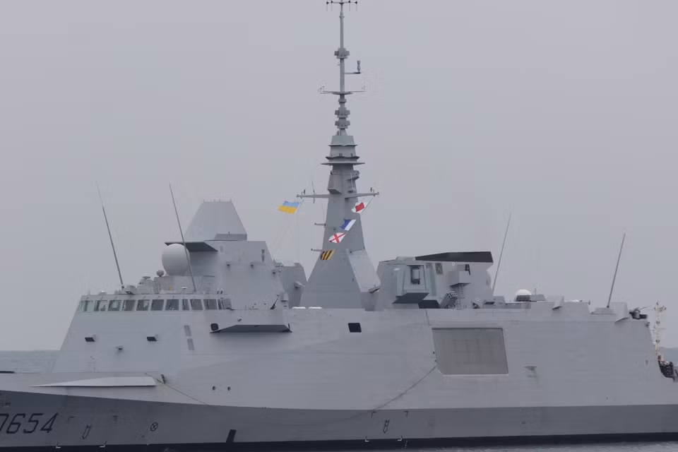 Còn theo truyền thông Ukraine, khinh hạm Auvergne của Hải quân Pháp đã đến Odesa, thăm chính thức Ukraine. Đây là lớp tàu khu trục nhẹ, xương sống chủ lực của lực lượng tàu chiến đấu Hải quân Pháp hiện nay, có khả năng tiêu diệt các tàu nổi và mục tiêu mặt đất của đối phương.