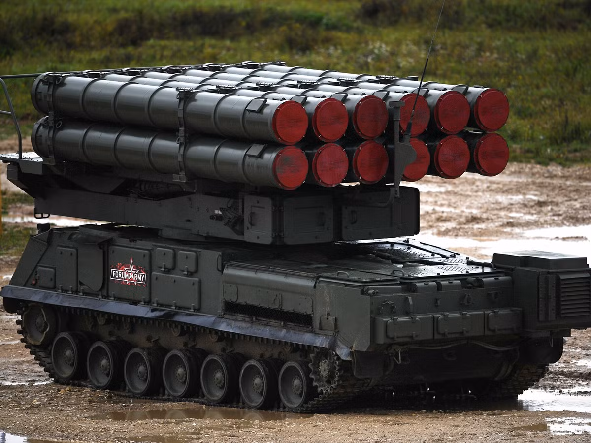 Trong một đoạn video quay cảnh một đoàn tàu quân sự tại khu vực Kerch, đông bán đảo Crimea của Nga; chở hệ thống phòng không BuK-M3; trong đó thấy rõ một xe chở đạn 9T243M của hệ thống tên lửa phòng không này. 