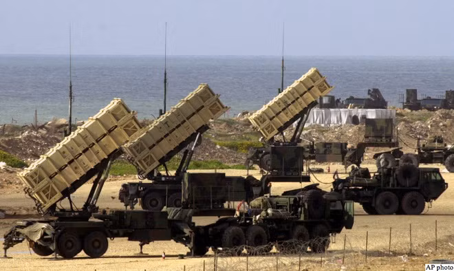 Đối với hệ thống Patriot ngoài dàn phóng và các tên lửa phòng không có điều khiển còn được trang bị trạm radar, điểm kiểm soát hỏa hoạn, nguồn cấp điện. Các phương tiện thông tin liên lạc, thiết bị công nghệ, phương tiện vô tuyến và ngụy trang.