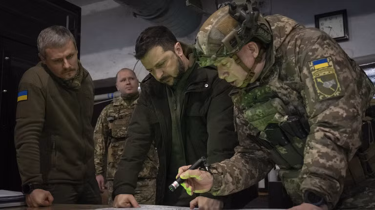 Theo đánh giá của cả Tổng thống Ukraine Zelensky và Tổng tư lệnh Quân đội Ukraine Syrsky, toàn bộ mặt trận Ukraine đang gặp khủng hoảng, đạn dược dự trữ sẽ cạn kiệt, 200.000 quân dự trữ của Quân đội Ukraine cũng sắp hết. 