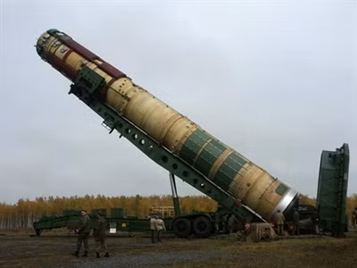 Ukraine có hai khả năng tấn công hạt nhân tầm xa, đó là tên lửa xuyên lục địa và máy bay ném bom chiến lược. Tên lửa chiến lược bao gồm SS-18, SS-19 và SS-24; trong đó tên lửa SS-18, SS-19 được phóng từ giếng phóng cố định, còn SS-24 là “Đoàn tàu tử thần” hạt nhân.