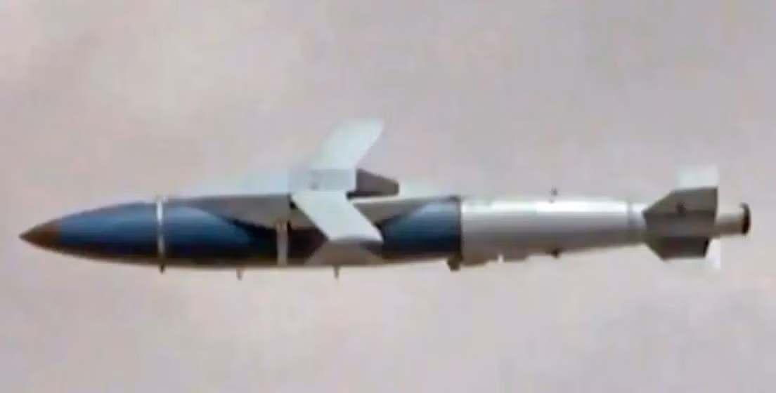 Vào đầu năm 2023, Mỹ đã đã bắt đầu cung cấp bom thông minh JDAM, một vũ khí mà Mỹ đã rất thành công trong các cuộc chiến chống khủng bố. Thực chất, JDAM là những quả bom rơi tự do thông thường, được trang bị thêm bộ dẫn đường hiệu chỉnh bằng tín hiệu vệ tinh GPS.