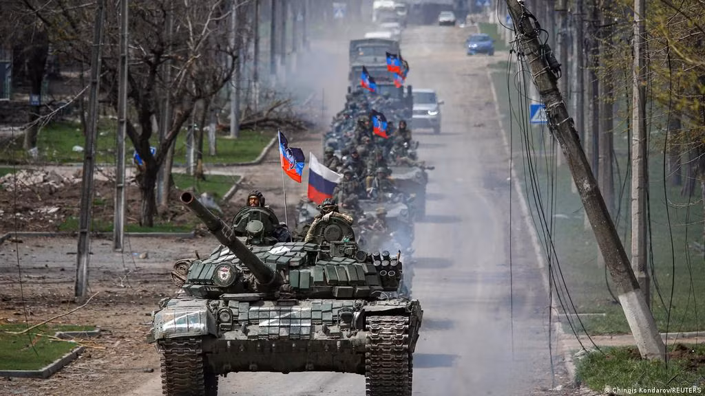 Chiến thắng của liên quân Nga tại Sieverodonetsk-Lisichansk lần này, chủ yếu là do Quân đội Nga sử dụng lực lượng ở mức áp đảo; đồng thời dựa vào hệ thống đường sắt từ Donbass đến lãnh thổ Nga để bảo đảm hậu cần và tạo thành thế gọng kìm từ 3 hướng Bắc – Nam và Đông tấn công vào khu vực phòng thủ.