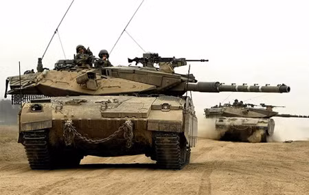 Tính năng phóng tên lửa chống tăng qua nòng, giúp Merkava Mk4 có khả năng chiến đấu độc lập và có thể tiêu diệt xe tăng đối phương từ khoảng cách rất xa; biến nó trở thành một vũ khí phòng thủ xuất sắc, lý tưởng để chống lại lực lượng thiết giáp hùng hậu của Ai Cập trên bán đảo Sinai và lực lượng Syria trên Cao nguyên Golan.