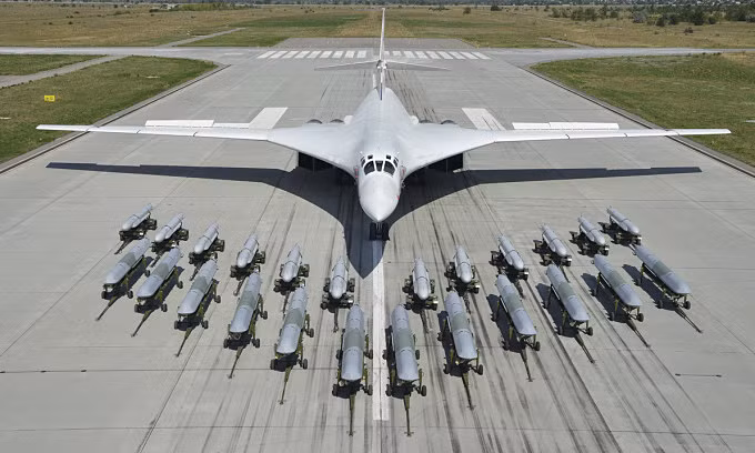 Nhưng Tu-160 đã làm được điều đó một cách vi diệu, thật không thể tin được! Đối với Nga, vị thế của chiếc máy bay ném bom chiến lược Tu-160 trong lực lượng phòng thủ của họ, tương đương với tình trạng hiện tại của J-20 ở Trung Quốc hiện nay. Đơn giản Tu-160M không phải để đem bán.