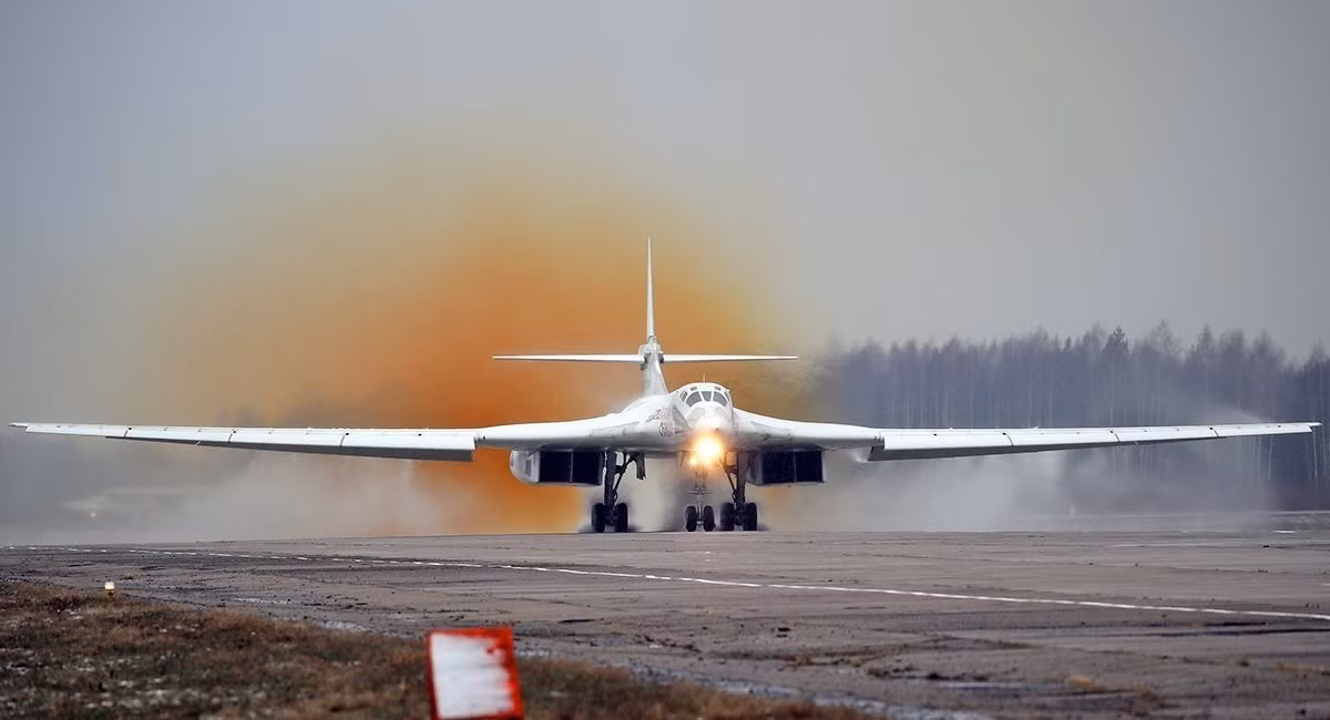 Ngoài ra, Cục thiết kế Tupolev, đơn vị thiết kế của máy bay ném bom Tu-160, có trụ sở chính tại Moscow; do đó, máy bay ném bom này hoàn toàn do Nga kiểm soát và kể từ đó họ không muốn bán nó cho Trung Quốc. 