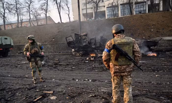 Người phát ngôn của Lực lượng vũ trang Donetsk cho biết, Tiểu đoàn 2 thuộc Lữ đoàn bộ binh cơ giới 54 của Quân đội Ukraine bị thương vong nặng nề và phải đầu hàng hàng loạt; chỉ huy tiểu đoàn này, đã thiệt mạng sau một cuộc tấn công chính xác của quân Nga gần Donetsk. 
