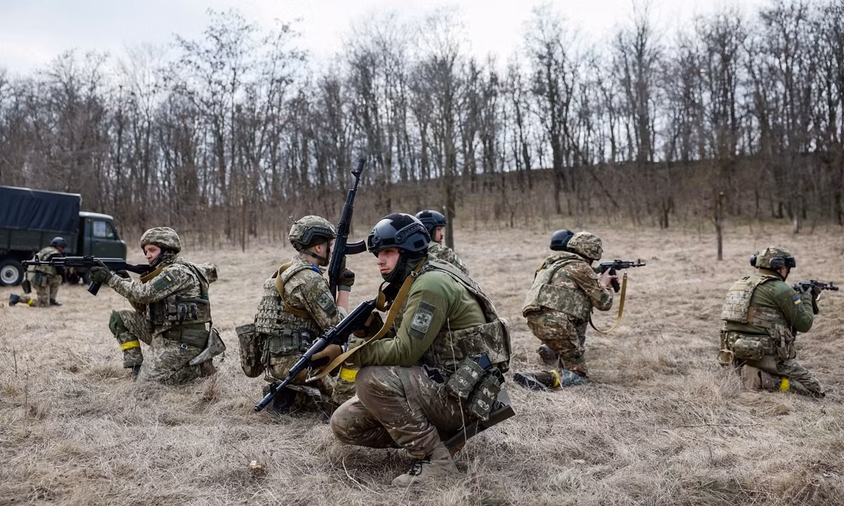 Quân đội Ukraine gần đây đã tăng cường tuyển quân và nhiều binh sĩ Ukraine được huấn luyện kỹ năng để tham gia chiến đấu. Việc bổ sung số binh sĩ này, không chỉ nâng cao sức mạnh chiến đấu, mà còn có thể ảnh hưởng đến cục diện xung đột và khuyến khích quân đội Ukraine có những hành động tấn công táo bạo hơn. 
