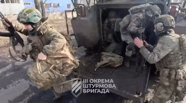 Hãng tin nhà nước Ukraine Ukrinform cho biết, để đáp ứng yêu cầu quân số từ chiến trường, các Trung tâm tuyển quân (TCC) của Ukraine, phải thi hành lệnh của Tổng thống Ukraine Zelensky, từ bây giờ đến cuối năm 2024, phải huy động 200 quân dự bị trong bối cảnh Lực lượng Vũ trang Ukraine bị tổn thất thảm khốc. 