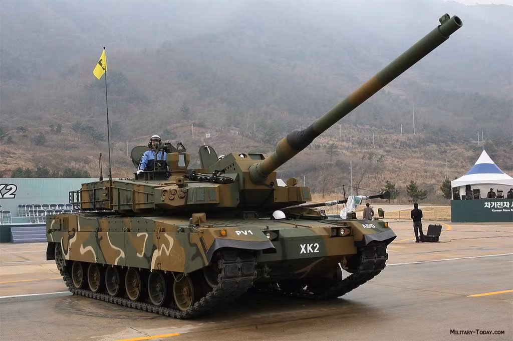 Với việc sử dụng bộ nạp đạn tự động, kíp xe sẽ giảm từ 4 người xuống còn 3 người và được nhiều người coi K2 là loại xe tăng có tính năng kỹ chiến thuật tốt nhất thế giới hiện nay, tương đương với xe tăng T-14 của Nga. 