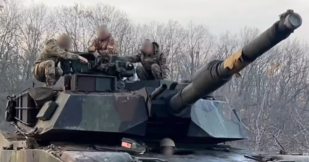 Ban đầu, vũ khí của NATO và vũ khí của Liên Xô mà Ukraine kế thừa được Quân đội Ukraine sử dụng hiệu quả. Tuy nhiên, khi cuộc xung đột nổ ra, nhiều binh sĩ của Quân đội Ukraine được huy động ồ ạt, chưa được huấn luyện quân sự chuyên sâu, khiến việc sử dụng vũ khí của NATO càng trở nên khó khăn hơn.