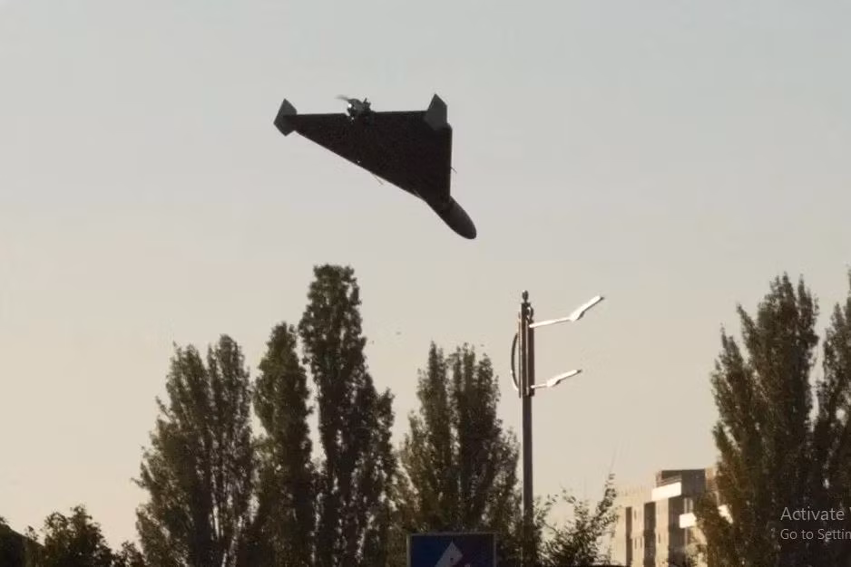 Về việc máy bay không người lái của Nga xuất phát từ đâu, Mỹ luôn cho rằng nguồn gốc là Iran. Tình cờ xảy ra xung đột giữa Iran và Israel, khiến Mỹ có lý do để trực tiếp tuyên bố mở rộng lệnh trừng phạt đối với máy bay không người lái của Iran.