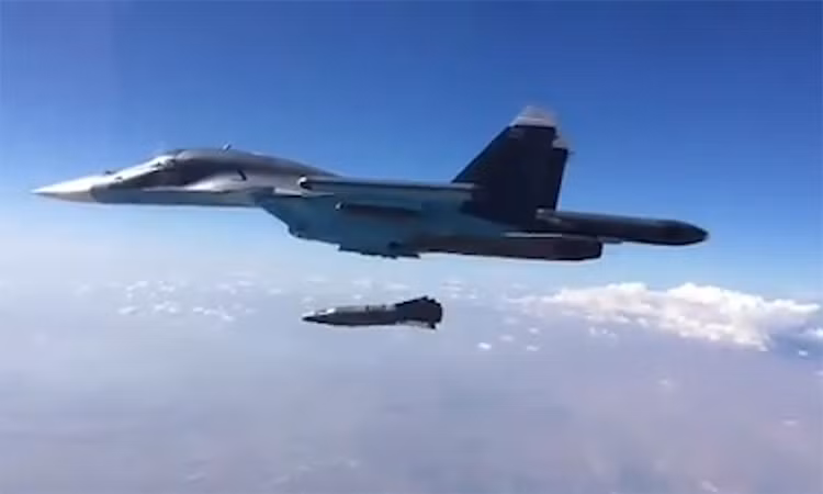 Bộ Quốc phòng Nga trước đó đã công bố 4 video cho thấy tiêm kích bom Su-34 đang thả bom UPMC. Vào thời điểm đó, máy bay Su-34 đã thực hiện các phi vụ ở độ cao rất thấp (từ 300 m đến 1.000 m); điều này cho thấy khu vực này không có hệ thống phòng không nào của Ukraine. 