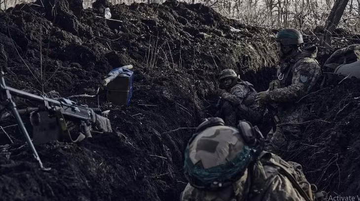 Một tiểu đoàn bộ binh cơ giới Ukraine bị phục kích khi băng qua bãi đất trống và mất hơn một nửa trang bị. Một mũi xung kích khác bị bao vây trong cuộc giao tranh trên đường phố và buộc phải rời bỏ vị trí và rút lui. Những thất bại này đã làm tổn hại nghiêm trọng đến tinh thần của binh lính và bộc lộ những sơ hở trong chiến thuật.