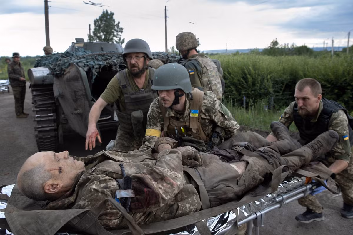 Rõ ràng, sau 861 ngày giao tranh với Nga, nhiều người Ukraine không còn kêu gọi NATO trực tiếp tham chiến, mà bắt đầu kêu gọi Mỹ, nước đứng sau NATO, trực tiếp ra mặt trận để chiến đấu với người Nga. Khi người Ukraine hiểu rằng, đây là cuộc xung đột giữa người Mỹ giàu có và người Nga hùng mạnh. Kết quả là người Ukraine nghèo khổ bị đẩy ra chiến trường.