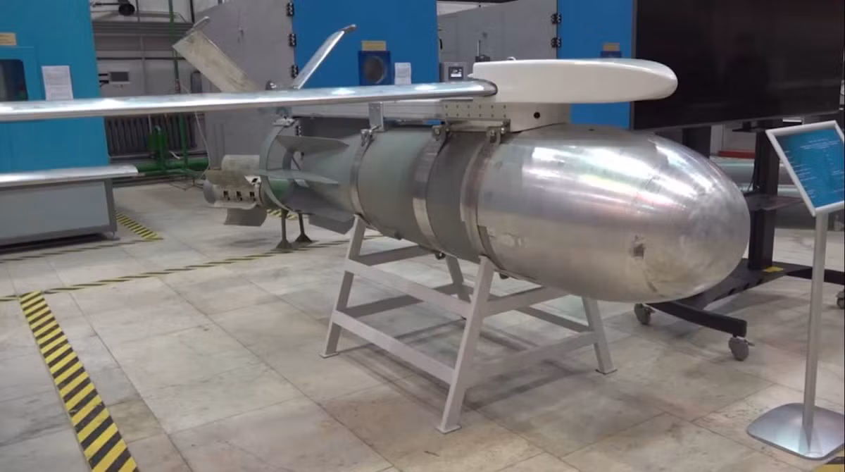 Còn bom cánh lượn có điều khiển bằng mô-đun UMPK của Nga được cải tiến từ loại bom thường (loại có rất sẵn trong kho vũ khí của Nga), được trang bị thêm mô-đun cánh lượn UMPK. Bom không có động cơ phụ trợ, mà cự ly bay dựa hoàn toàn vào tốc độ, độ cao thả bom của máy bay.