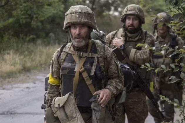 Vì vậy, quân đội Ukraine muốn tấn công vào đại quân Nga, đồng thời đánh vào thành trì lớn của quân đội Nga là không thể. Khi đó họ phải có đủ hỏa lực xe tăng, pháo binh và máy bay chiến đấu và điều đó Kiev chỉ có thể chờ đợi, khi nào Mỹ viện trợ cho Ukraine xe tăng chiến đấu chủ lực M1A1 và máy bay chiến đấu F-16.