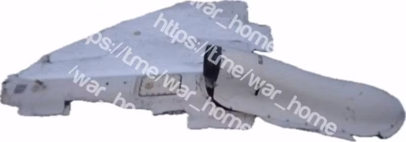 Còn vào tối 8/1, trên kênh Telegram “Đại tá Bộ Tổng tham mưu” thuộc sở hữu của một quân nhân Ukraine đã công bố những bức ảnh về chiếc UAV được cho là bị bắn rơi và có nhiều bình luận về chúng.