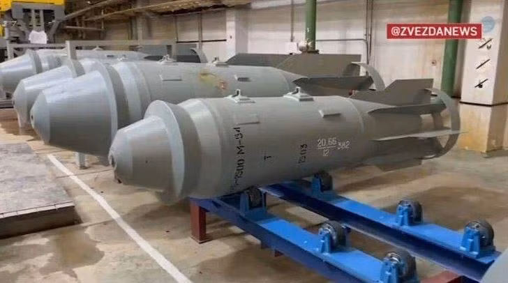 Đồng thời, bom FAB-3000 là vũ khí chính xác giá rẻ, mô-đun UMPC rẻ hơn nhiều so với tên lửa có đạn đạo chiến thuật có độ chính xác cao như Iskander và nguồn cung cấp những quả bom hạng này rất dồi dào, do công nghệ sản xuất không quá phức tạp. 