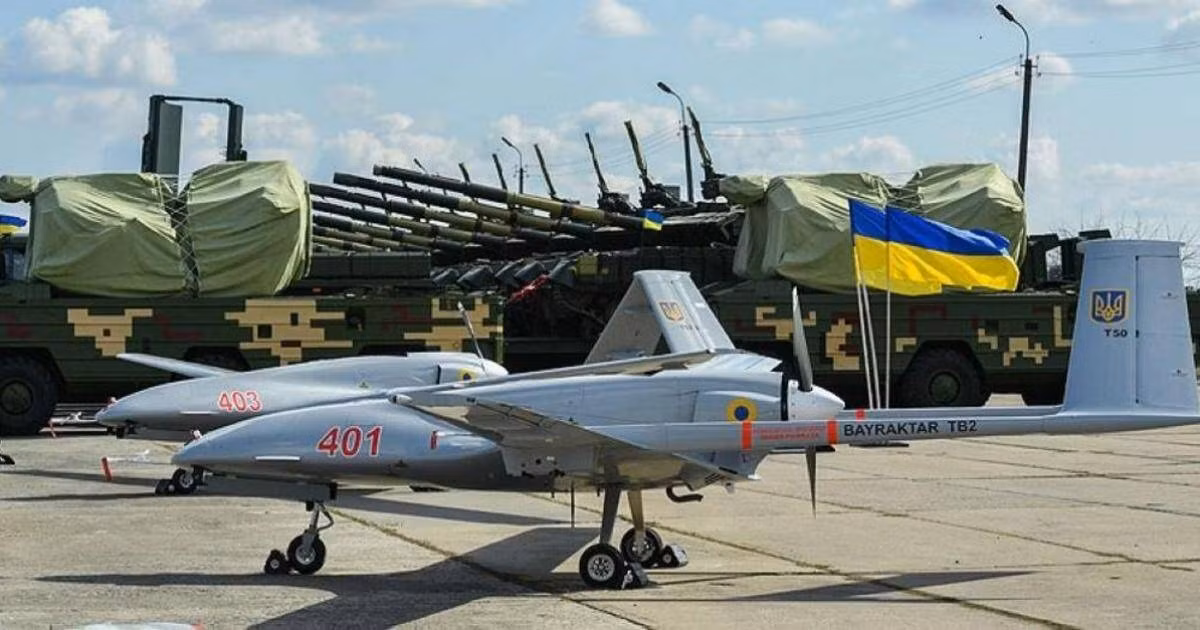 Tuy nhiên, Quân đội Ukraine đang tích cực sử dụng máy bay không người lái Bayraktar TB2 ở Donbass vào lúc này, chỉ để phục vụ các cuộc tấn công của pháo binh; chủ yếu là trinh sát phát hiện mục tiêu và sửa bắn, nhất là ban đêm, do các loạt UAV khác của Ukraine không có tính năng nhìn đêm. Nguồn ảnh: Damb.