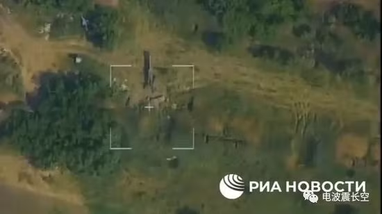 Các loại vũ khí hạng nặng của phía Ukraine, được huy động lớn nhất cho cuộc phản công vào Đảo Rắn kể từ khi bắt đầu chiến tranh. Tuy nhiên, do Quân đội Nga đã tăng cường lực lượng phòng thủ trên đảo từ trước, nên Quân đội Ukraine đã thất bại trong cuộc đổ bộ, sau cuộc tấn công hỏa lực.