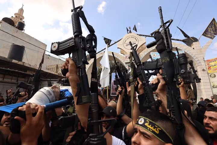 Lực lượng vũ trang Hamas cũng “khoe” trên mạng xã hội các loại vũ khí chống tăng khác nhau mà họ có trong tay, trong đó có tên lửa chống tăng hạng nhẹ NLAW của Anh, loại vũ khí chống tăng này có thể dễ dàng bắn cháy nhiều loại xe thiết giáp Israel, kể cả loại xe tăng Merkava 4.
