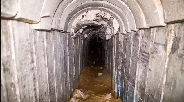 Nhưng vấn đề là phần lớn lực lượng Hamas đều ở trong đường hầm dưới lòng đất. Do Israel phong tỏa Gaza trong nhiều năm nên không chỉ lực lượng vũ trang Hamas, mà hầu hết cư dân Gaza đều liên lạc với thế giới bên ngoài thông qua các đường hầm.