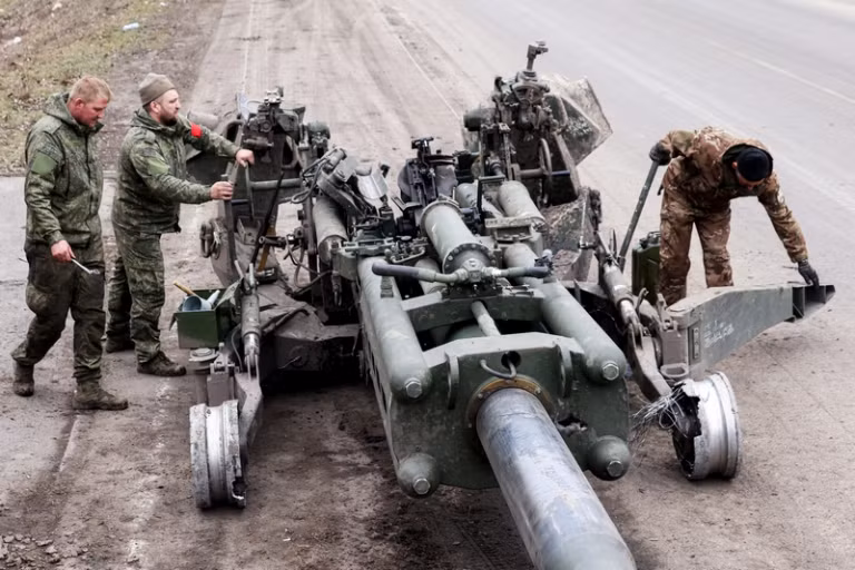 Khi quân đội Ukraine rút lui dọc theo các tuyến phòng thủ được chỉ định, RFAF tiếp tục tiến về Sudzha với tốc độ tấn công ngày càng tăng. Trong khi cuộc rút lui của quân Ukraine đã trở thành mục tiêu dễ dàng cho UAV của Nga và đó là lý do tại sao quân Ukraine phải “bỏ của chạy lấy người”. (nguồn ảnh Military Review, Sohu, TASS, Kyiv Post).