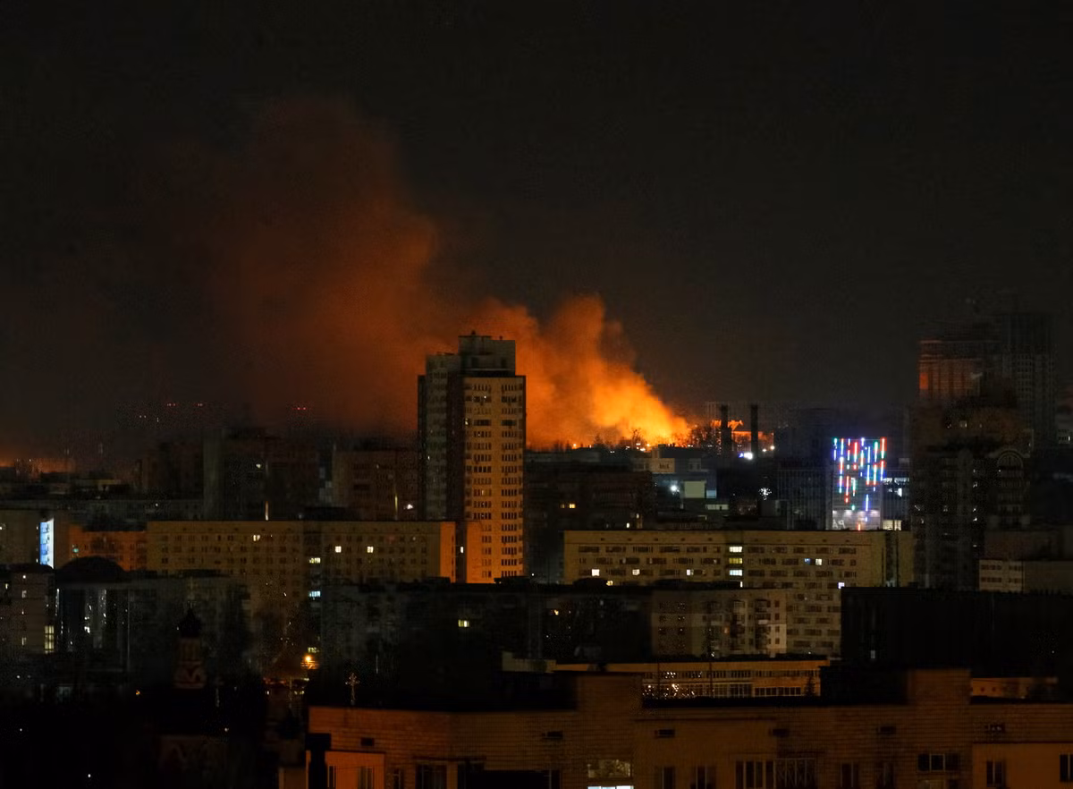 Tiếp đến là trận Kiev, Quân đội Nga rút kinh nghiệm và tăng quân siết chặt vòng vây. Nhưng theo Tổng thống Ukraine Zelensky, Kyiv sẽ chống lại bằng tất cả sức lực. “Họ sẽ chỉ chiếm được nếu họ giết hết chúng ta, và nếu đó là mục tiêu của họ, hãy để họ đến”.