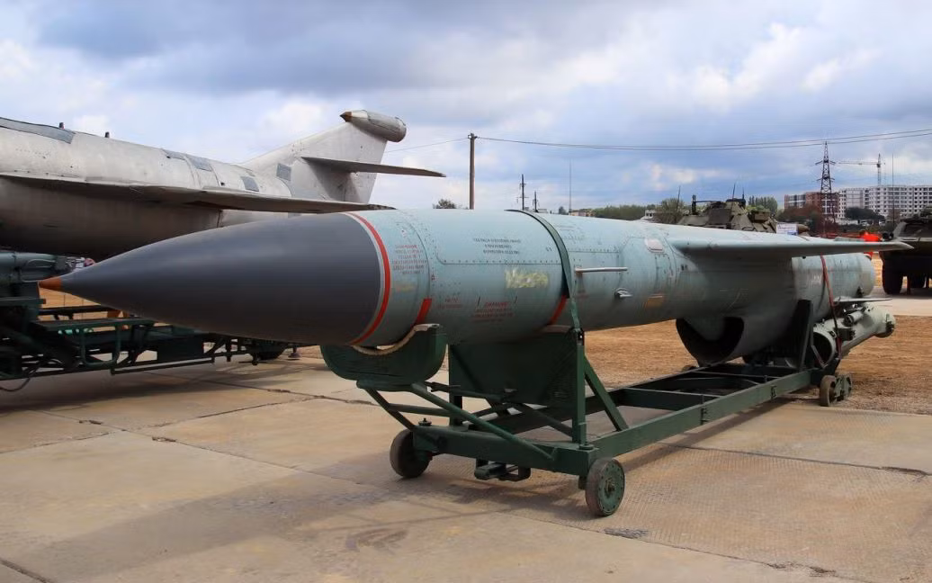 Ngoài ra, mức chính xác của P-35 cũng không phải là “vấn đề lớn”, vì Nga thường dùng tên lửa tấn công các mục tiêu lớn như nhà máy điện, kho dầu, sân bay, nhà máy ở Ukraine, thì sai số trên vẫn nằm trong phạm vi chấp nhận được. Chỉ cần một đòn tấn công, với nửa tấn thuốc nổ mạnh, có thể phá hủy mọi mục tiêu.