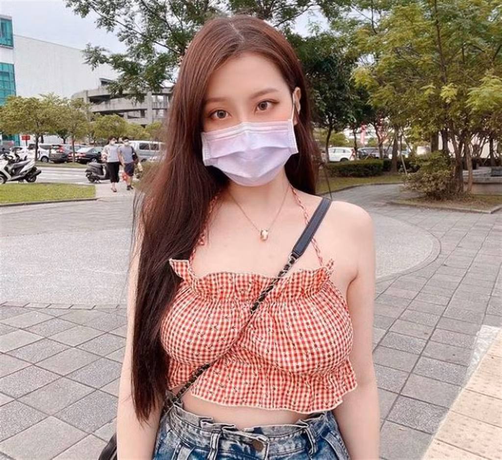 Mới đây, trong lúc đi siêu thị, Yumi.K đã gây xôn xao, thu hút đông đảo sự chú ý khi diện một chiếc áo yếm kẻ đỏ vô cùng gợi cảm.