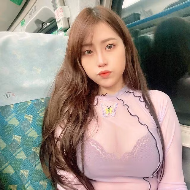 Phong cách áo lưới mỏng nửa kín nửa hở cũng là một trong những lựa chọn yêu thích của hot girl.