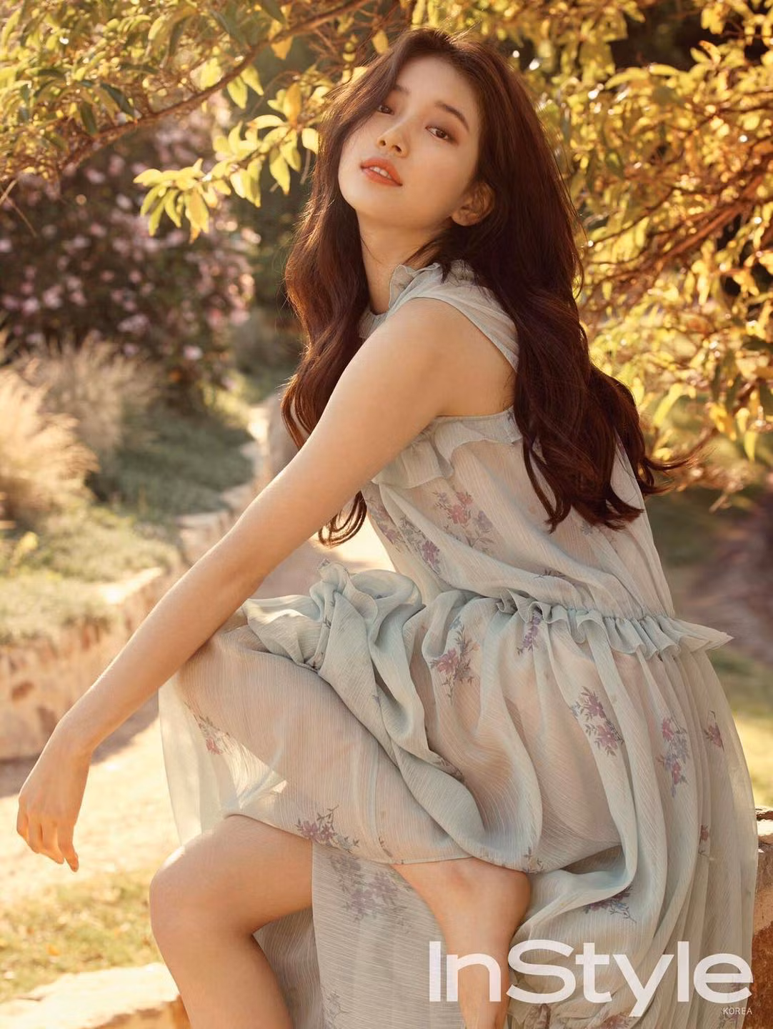 Đến bữa trưa, Suzy ăn một bát cơm gạo lứt nhỏ và salad rau quả.