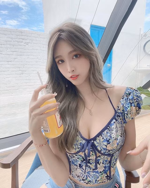 Fedora Ng, hot girl sinh năm 1995 người Malaysia là một trrong những hot girl theo đuổi phong cách gợi cảm rất nổi tiếng tại đất nước này.