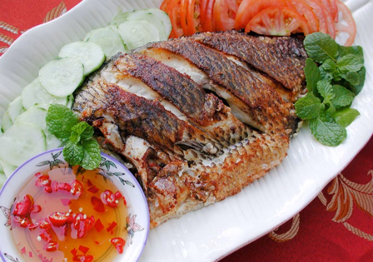 Cách chế biến cá nhiều người biết là hấp, áp chảo, chiên giòn, nấu canh, sốt cà chua. Tuy vậy, có không ít người gặp khó khăn khi chế biến cá, đặc biệt là khi chiên, rán. "Làm thế nào để rán cá mà không bị dính chảo, vỡ ra?". Thực tế, chỉ cần bạn nắm vững kỹ thuật thì món cá bạn làm ra sẽ rất ngon.