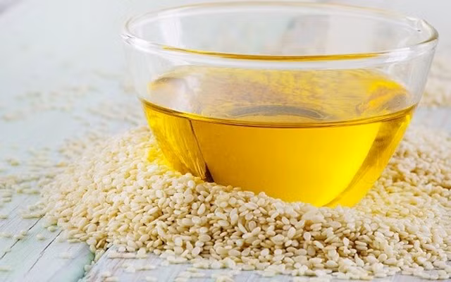 Tiếp đó đảo đều, cho một ít dầu mè vào chảo rồi lại đảo nhanh tay cho thấm. Dầu mè sẽ giúp món rau xào xanh ngắt và thơm hơn. Tuy nhiên lưu ý không được cho quá nhiều dầu mè vì sẽ ảnh hưởng đến mùi vị của rau. Món rau xào đơn giản như vậy đã hoàn thành rồi, bạn đã học được chưa?