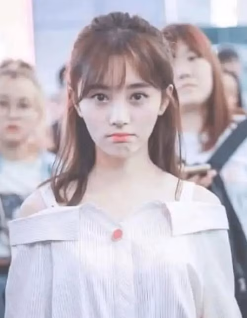 Mới đây, cô nàng lại vướng vào chuyện phẫu thuật thẩm mỹ để có được bờ vai ngang đẹp như truyện tranh. Bởi theo nhiều người, trước đó Cúc Tịnh Y có bờ vai xuôi, rất khó mặc đồ đẹp.