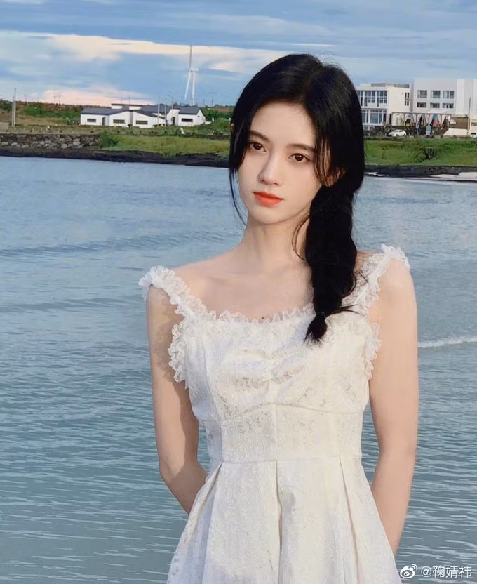 Bạn có thể tìm hiểu chi tiết trên kênh youtube của Emi Wong và chăm chỉ tập luyện. Theo nhiều người, họ thực sự đạt được mong muốn khi nỗ lực tập luyện. Vai không những được nâng lên mà bắp tay cũng thon gọn hơn.