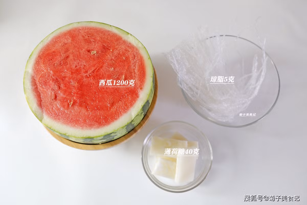 Đầu tiên, phải nhắc nhở mọi người hãy dùng dưa hấu không hạt, nếu chọn dưa có hạt không chỉ ảnh hưởng đến mùi vị mà có thể dẫn đến hỏng luôn cả món. Thành phần cẩn chuẩn bị gồm: Dưa hấu 1200g, sợi thạch Agar 5g, bạc hà 40g.