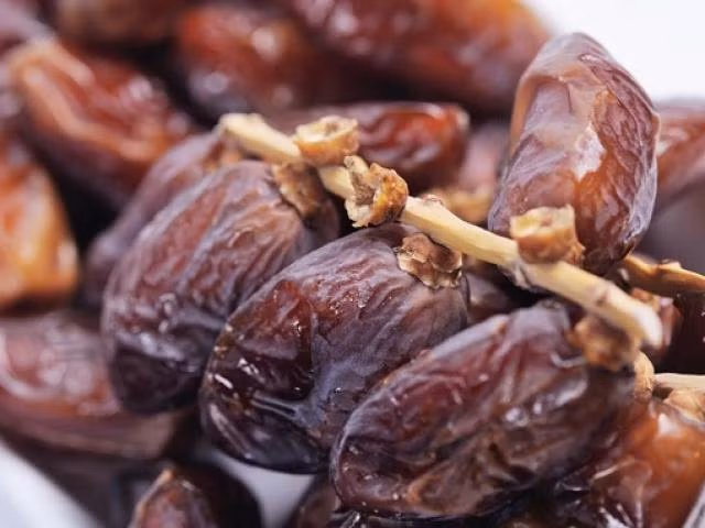 Ở sa mạc, cây chà là được mệnh danh là "bánh mì của sa mạc". Nếu không thể tìm được thức ăn nơi sa mạc hoang vu, bạn hoàn toàn có thể ăn quả chà là nếu như nhìn thấy chúng.